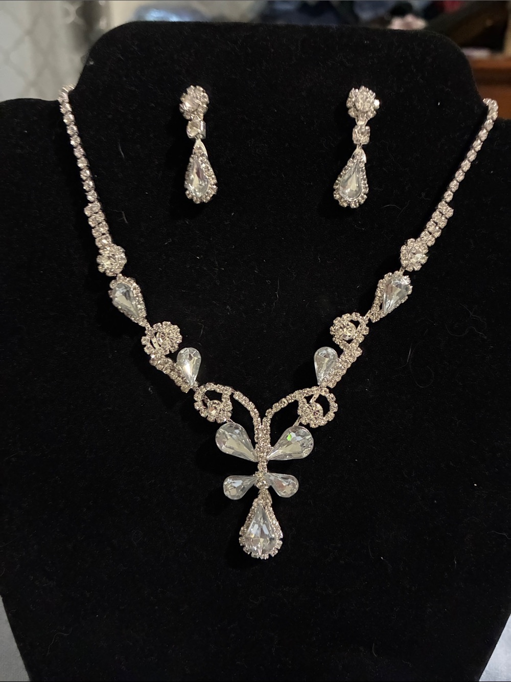 Sparkling Clear Crystal Teardrop Necklace & Earring Set - Silver Tone